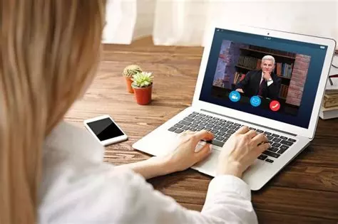 Image qui montre une visioconférence pour une consultation visio avec un avocat.